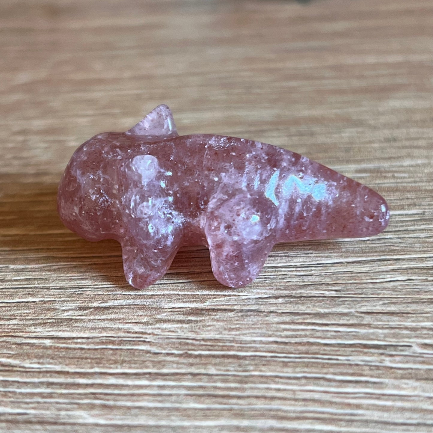 Axolotl-Figur aus Erdbeerquarz
