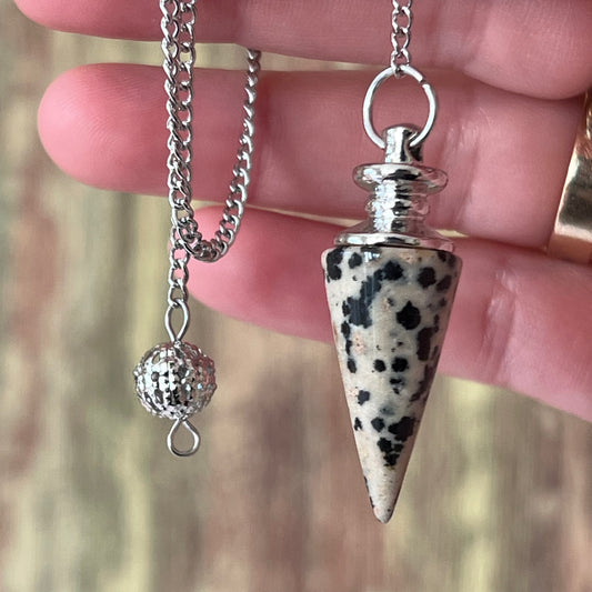 Edelstein-Pendel mit Kette – Sodalith oder Dalmatinerjaspis