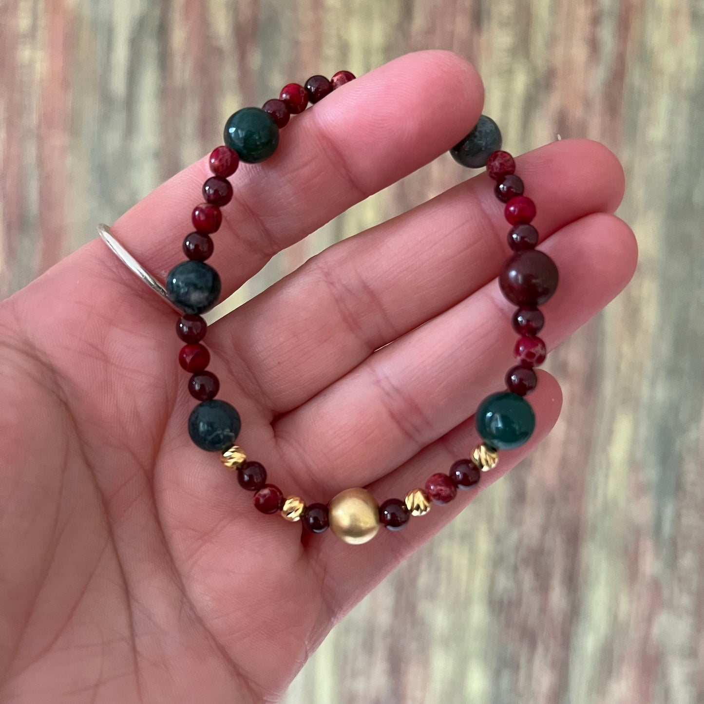 Waldkraft & Goldlicht – Edelsteinarmband mit Moosachat, Granat, Jaspis und vergoldeten Silberperlen - Armband