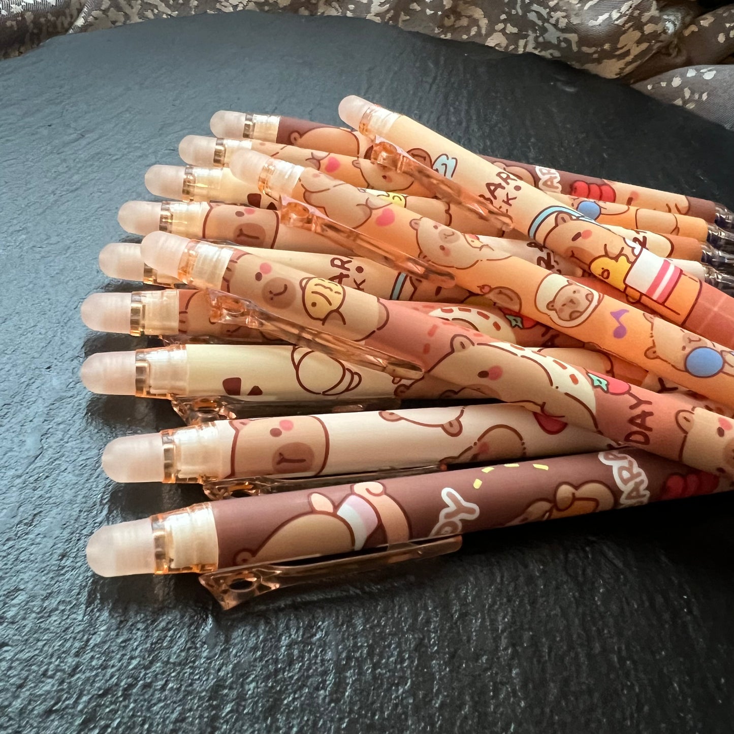 1 Radierbarer Gelstift – Capybara Edition - zufällig ausgewähltes Motiv