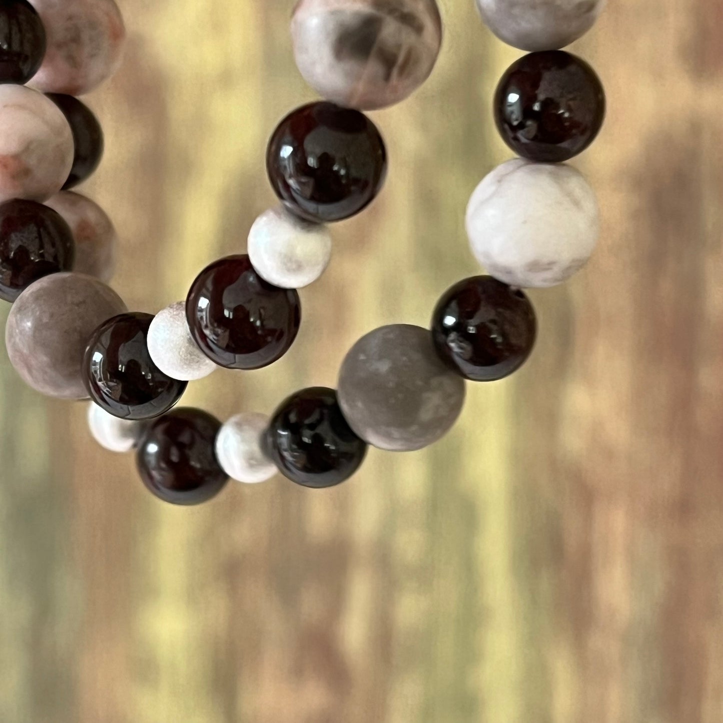 Zebrajaspis mit Granat und 2 matten Silberperlen - Armband