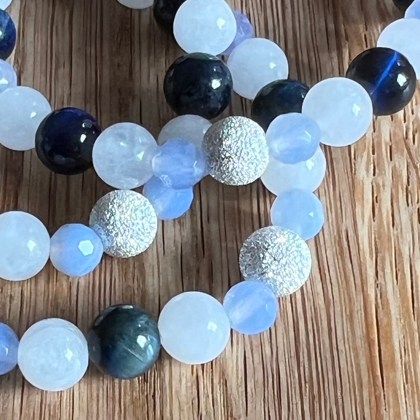 Mondlicht & Nachtblau – Edelsteinarmband mit Mondstein, blauem Tigerauge und facettiertem Achat - Armband