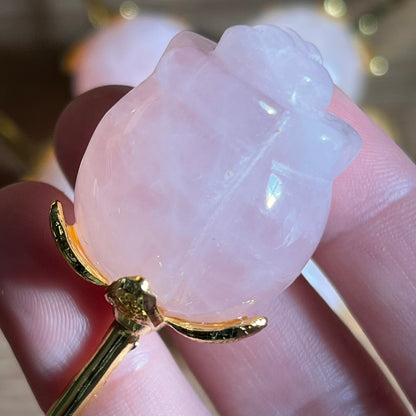 Rosenquarz Rose mit vergoldetem Stiel und Blättern