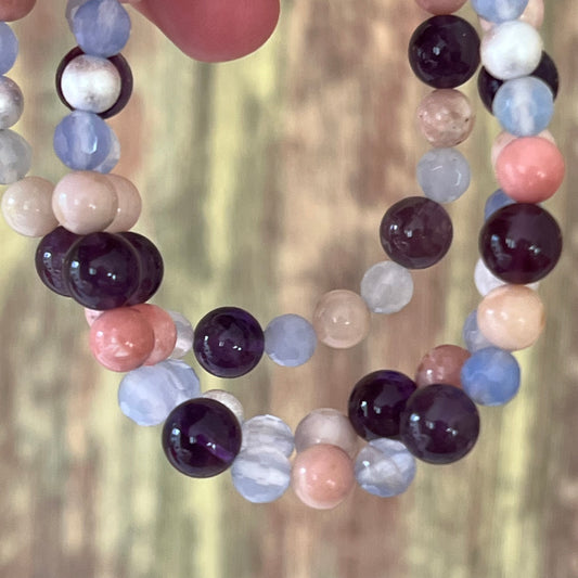Amethyst mit pinken Opal, blauem Achat und 2 matten Silberperlen - Armband