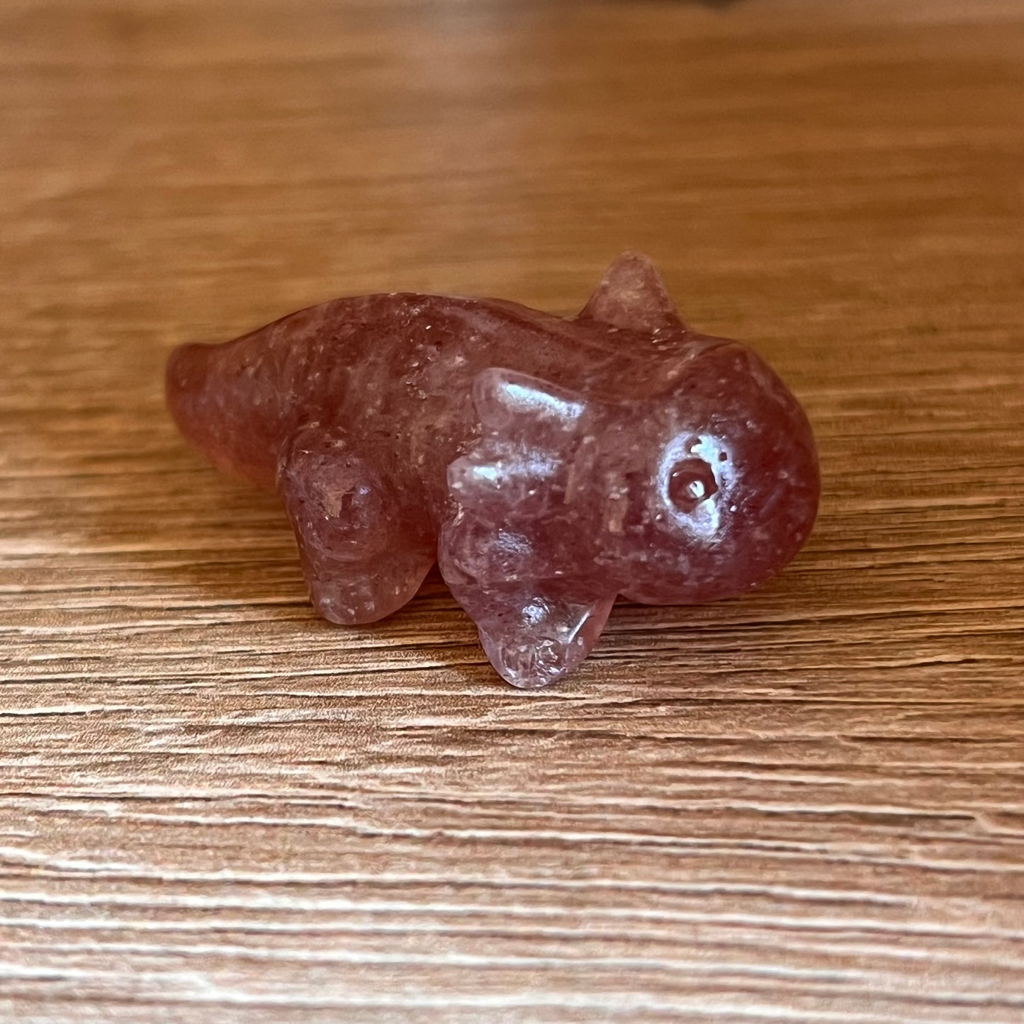 Axolotl-Figur aus Erdbeerquarz