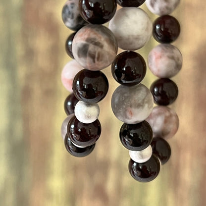 Zebrajaspis mit Granat und 2 matten Silberperlen - Armband