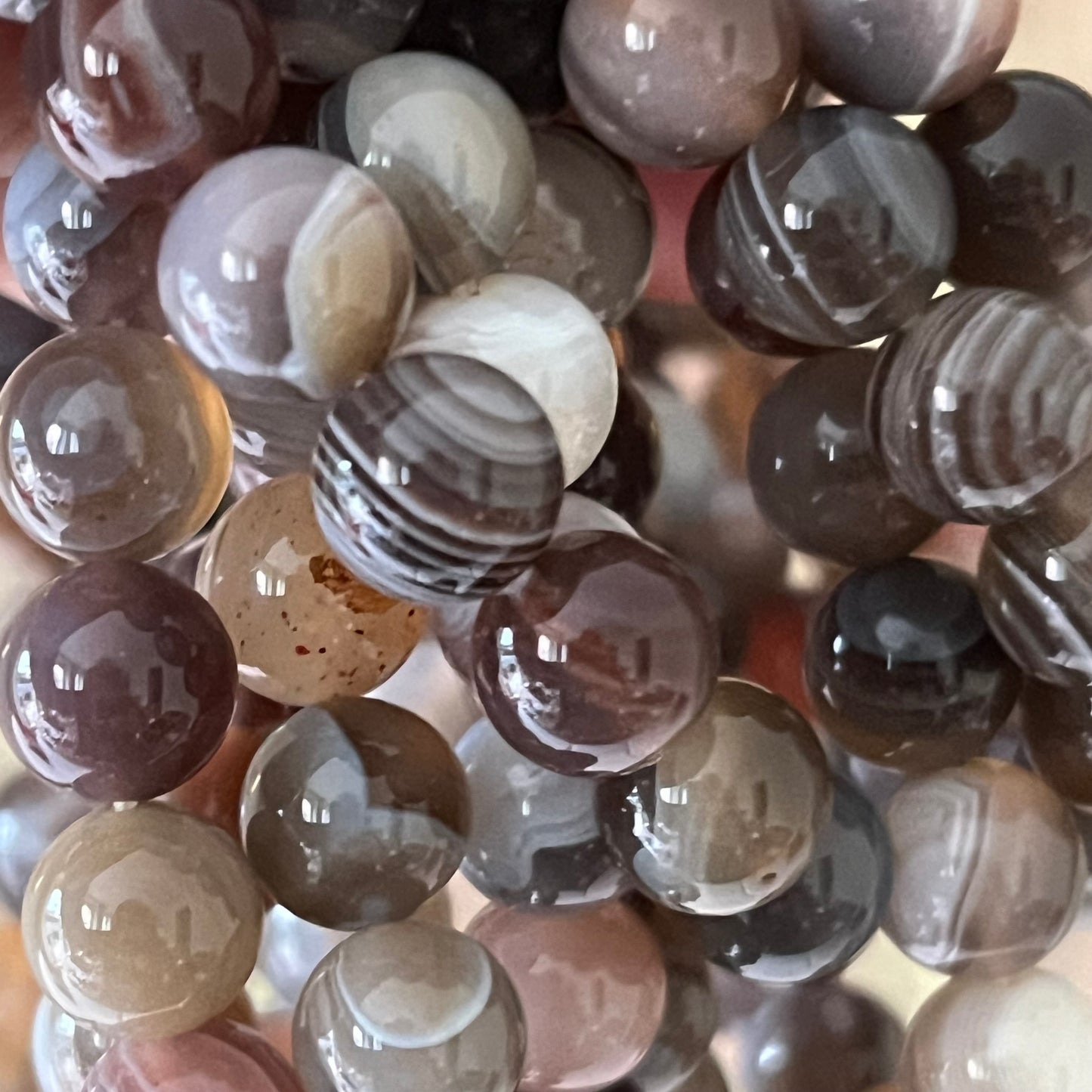 Adventskalender mit 24 Armbändern – Edelsteinzauber für jeden Tag