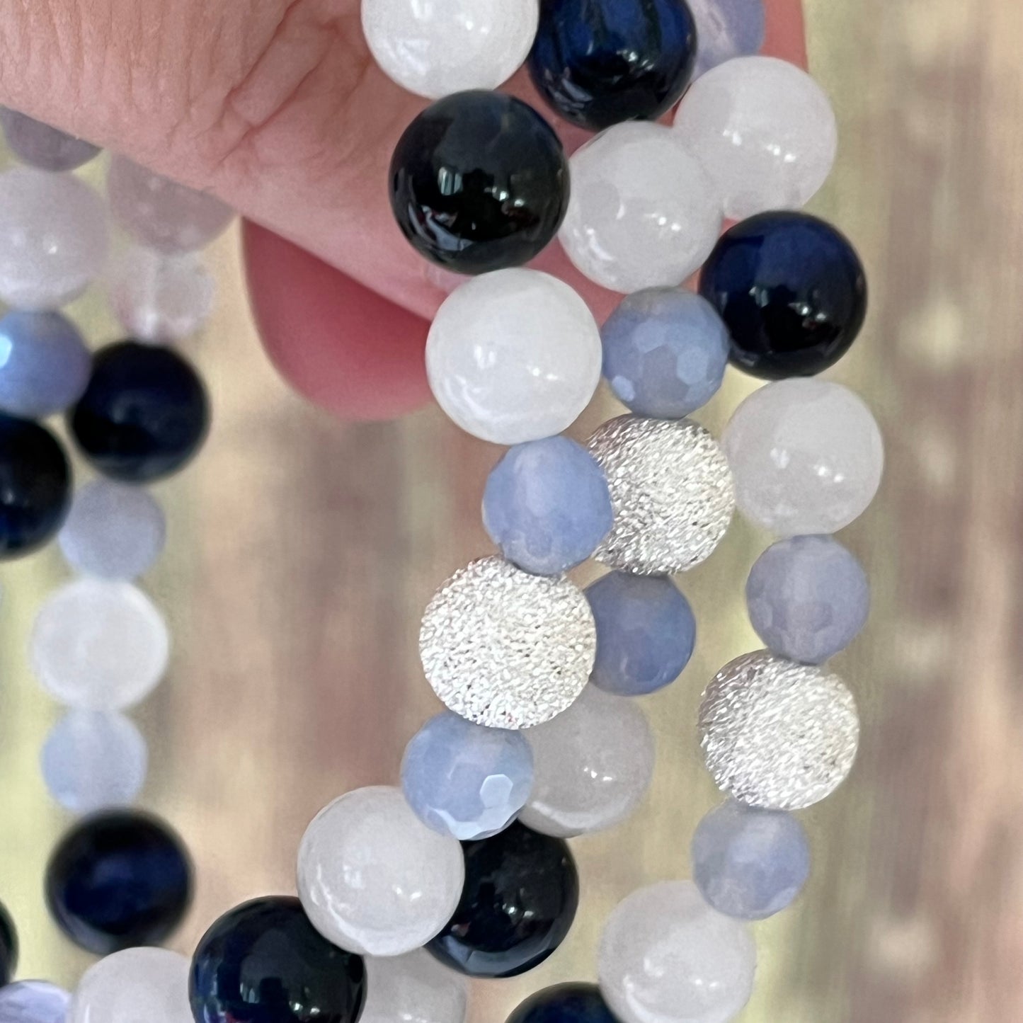 Mondlicht & Nachtblau – Edelsteinarmband mit Mondstein, blauem Tigerauge und facettiertem Achat - Armband