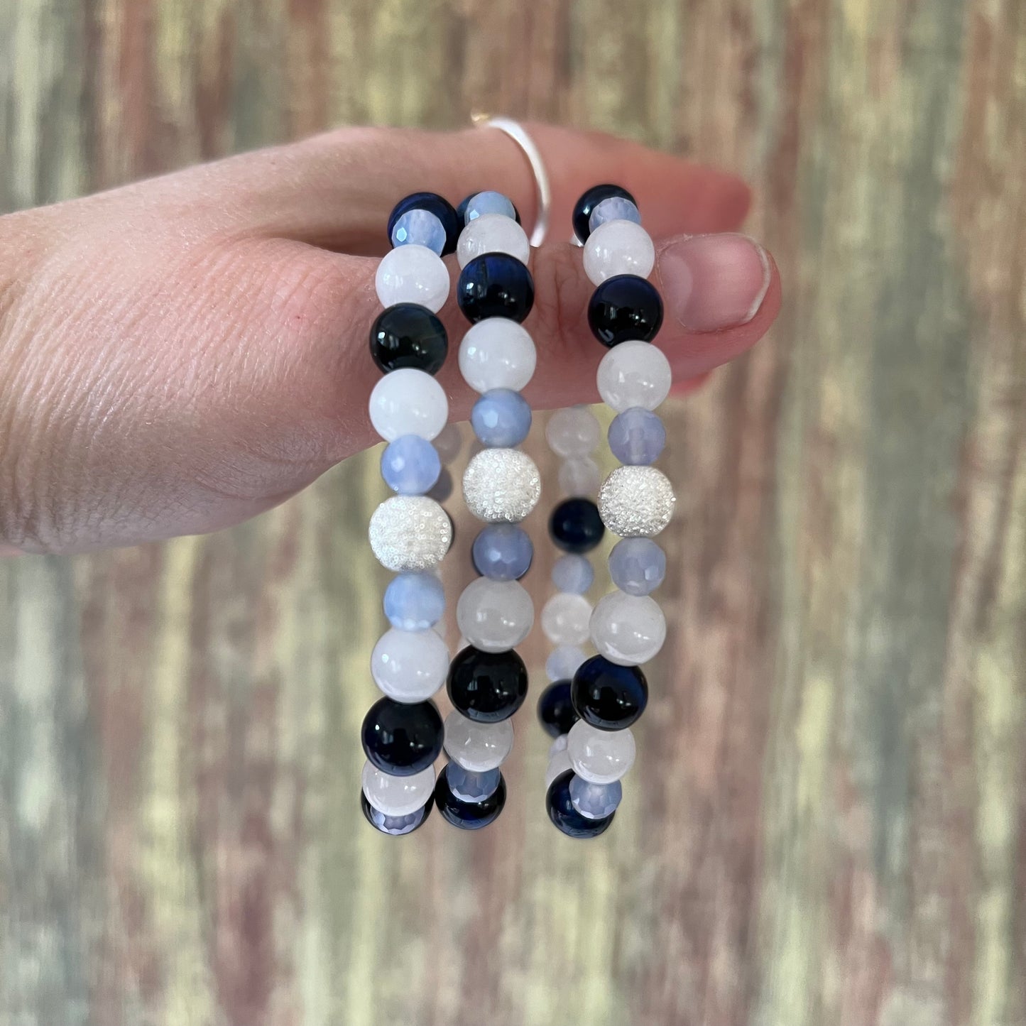 Mondlicht & Nachtblau – Edelsteinarmband mit Mondstein, blauem Tigerauge und facettiertem Achat - Armband