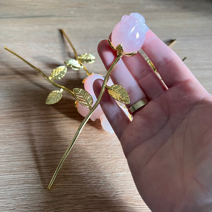 Rosenquarz Rose mit vergoldetem Stiel und Blättern