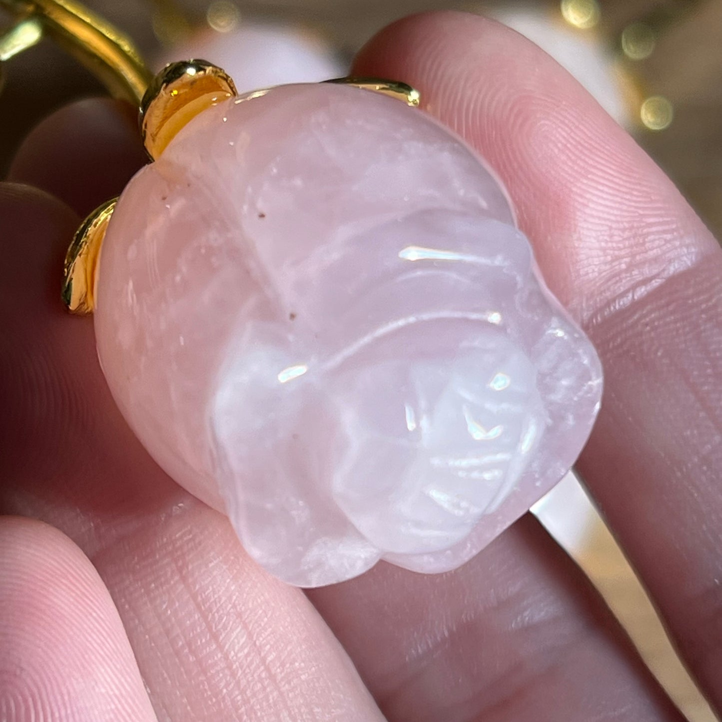 Rosenquarz Rose mit vergoldetem Stiel und Blättern