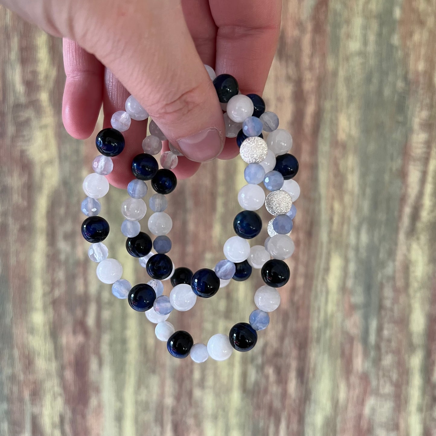 Mondlicht & Nachtblau – Edelsteinarmband mit Mondstein, blauem Tigerauge und facettiertem Achat - Armband