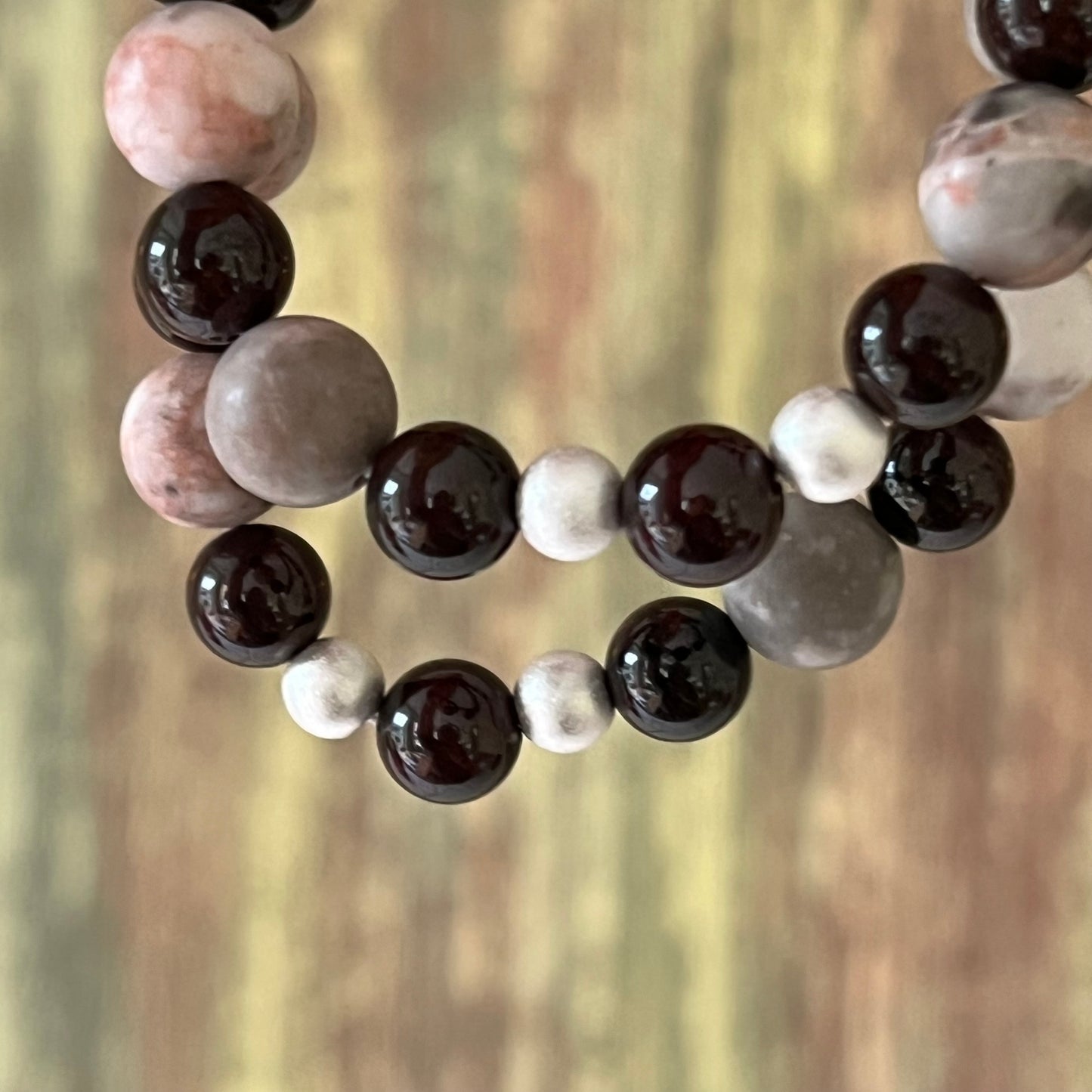 Zebrajaspis mit Granat und 2 matten Silberperlen - Armband