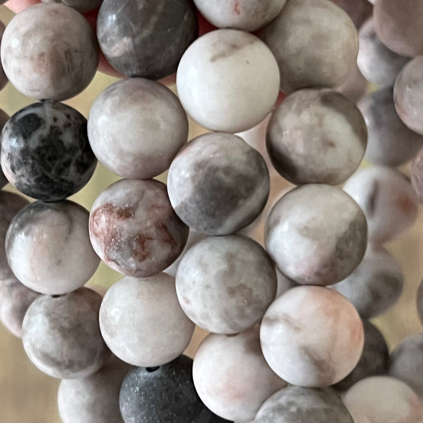 Adventskalender mit 24 Armbändern – Edelsteinzauber für jeden Tag