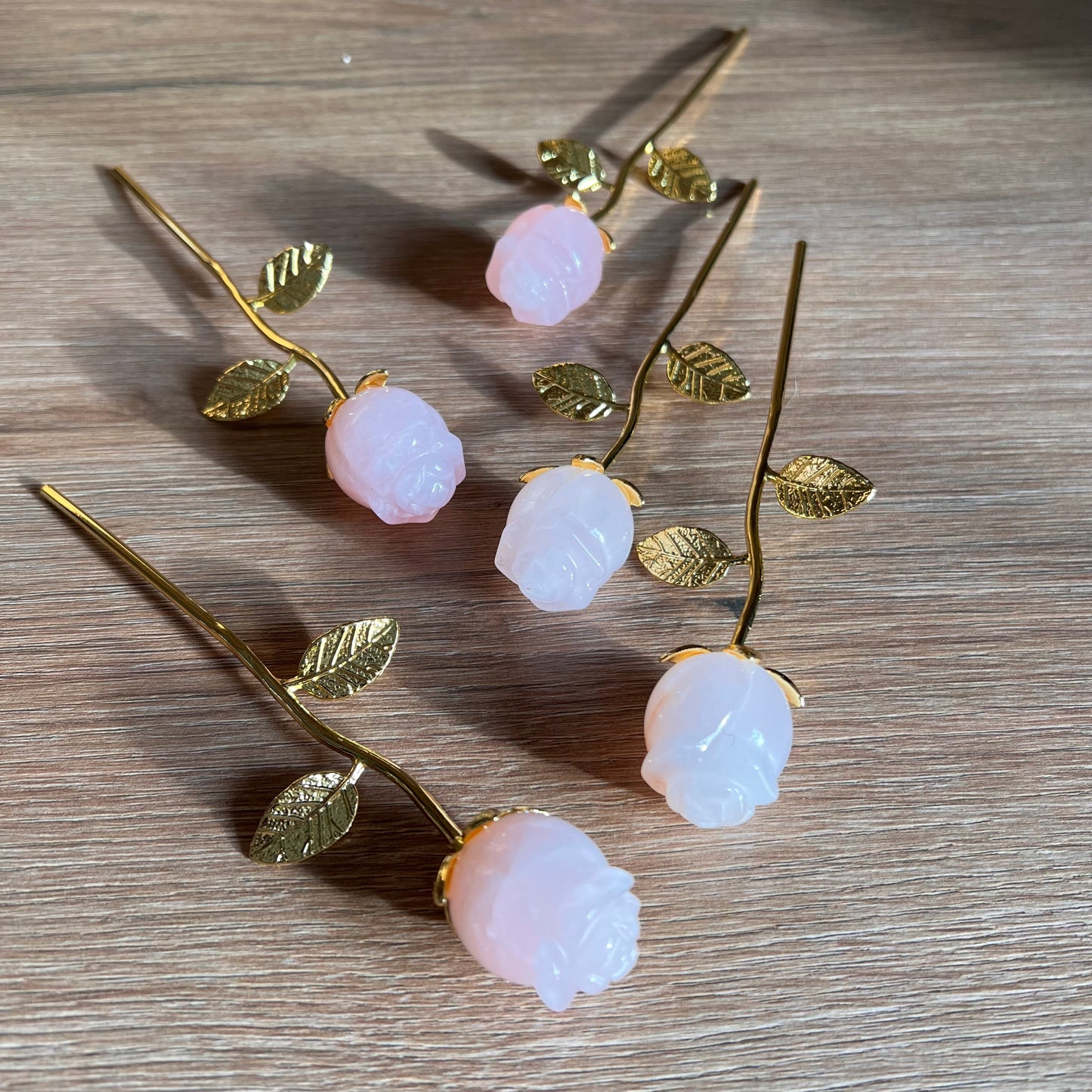 Rosenquarz Rose mit vergoldetem Stiel und Blättern