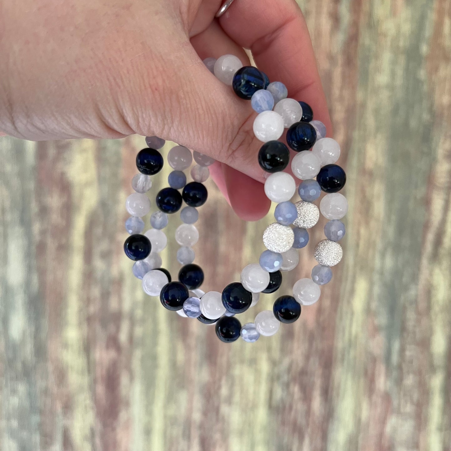 Mondlicht & Nachtblau – Edelsteinarmband mit Mondstein, blauem Tigerauge und facettiertem Achat - Armband