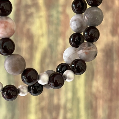 Zebrajaspis mit Granat und 2 matten Silberperlen - Armband