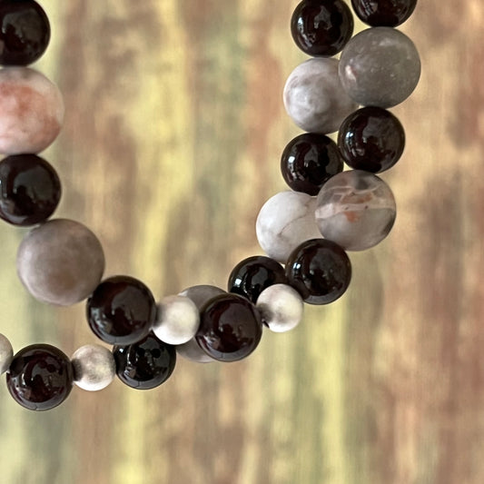 Zebrajaspis mit Granat und 2 matten Silberperlen - Armband