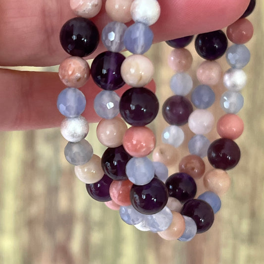 Amethyst mit pinken Opal, blauem Achat und 2 matten Silberperlen - Armband