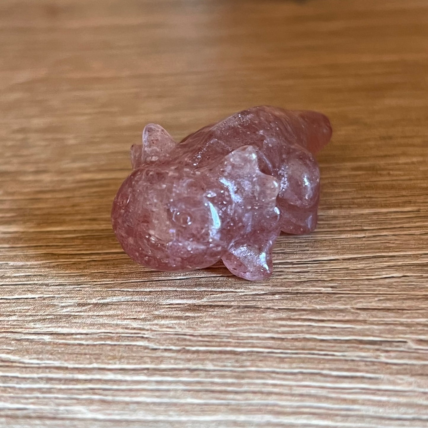 Axolotl-Figur aus Erdbeerquarz