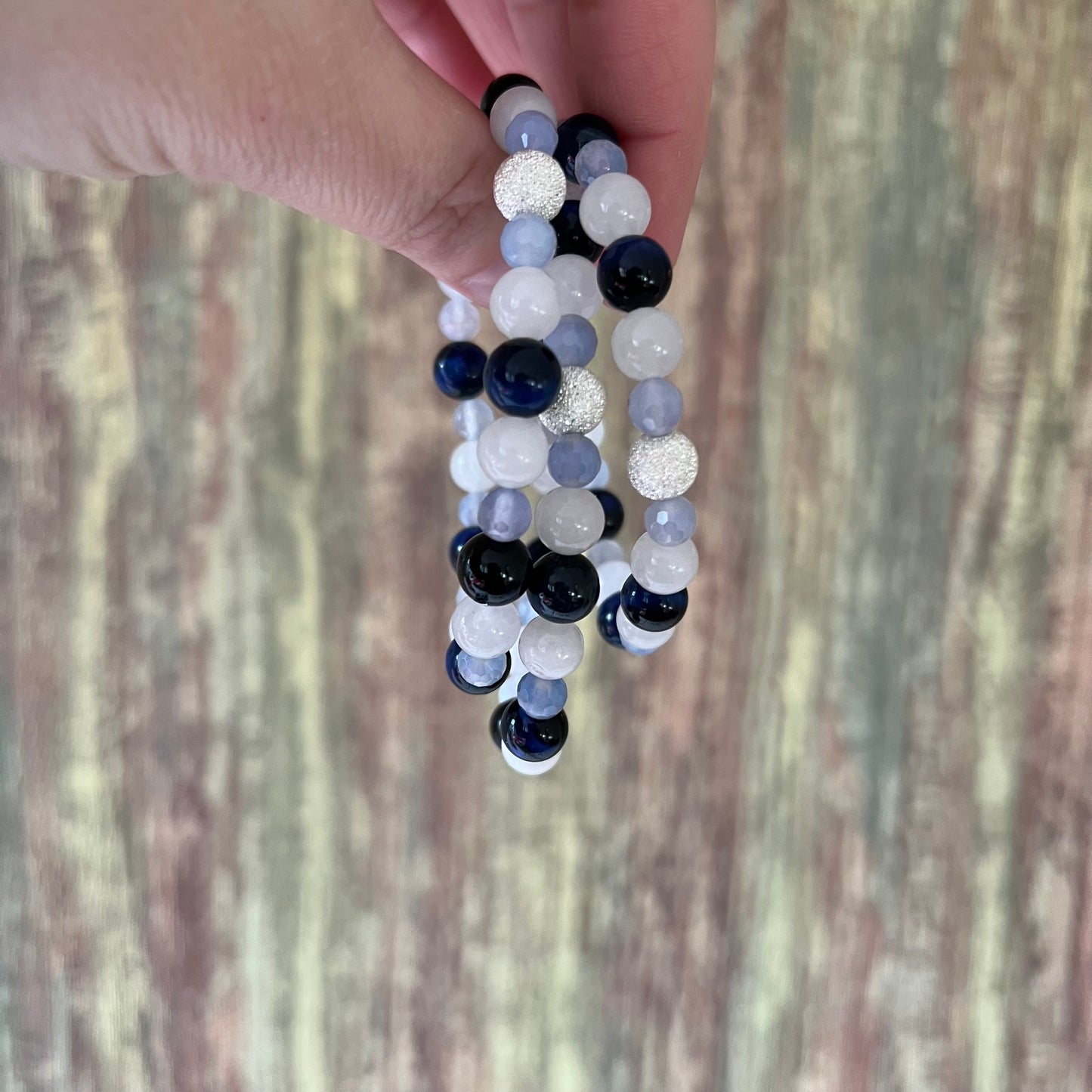 Mondlicht & Nachtblau – Edelsteinarmband mit Mondstein, blauem Tigerauge und facettiertem Achat - Armband