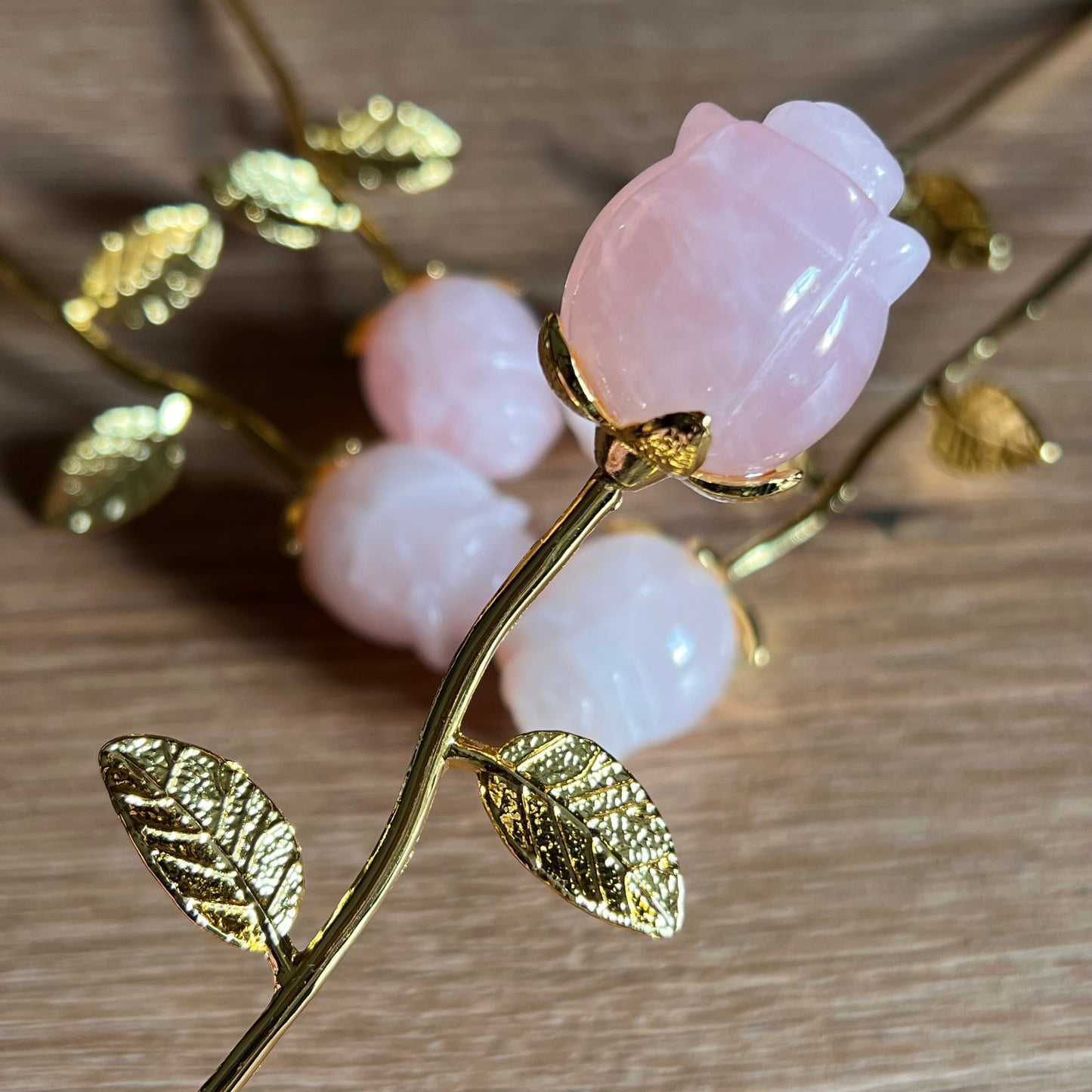 Rosenquarz Rose mit vergoldetem Stiel und Blättern