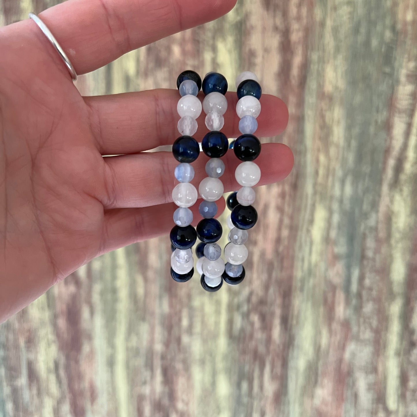 Mondlicht & Nachtblau – Edelsteinarmband mit Mondstein, blauem Tigerauge und facettiertem Achat - Armband