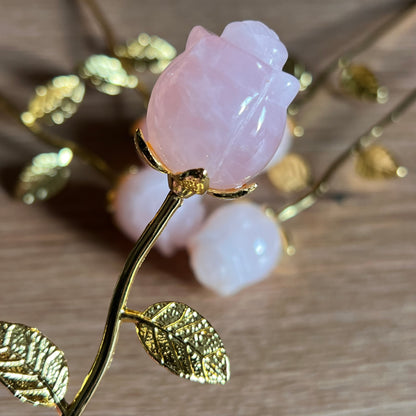 Rosenquarz Rose mit vergoldetem Stiel und Blättern