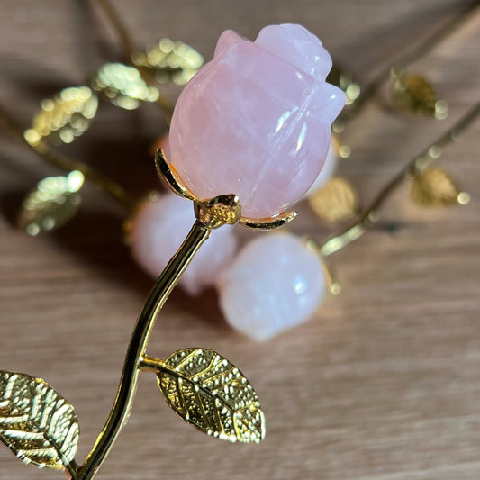 Rosenquarz Rose mit vergoldetem Stiel und Blättern