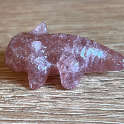 Axolotl-Figur aus Erdbeerquarz