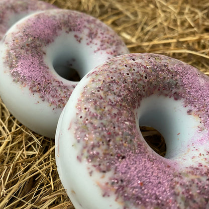 Magnolie mit Rosenblüten und Glitzer