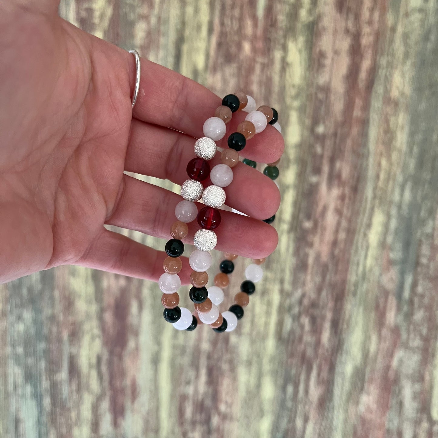 Mondlicht & Waldglanz – Edelsteinarmband mit Mondstein, Sonnenstein, Moosachat und Granat - Armband