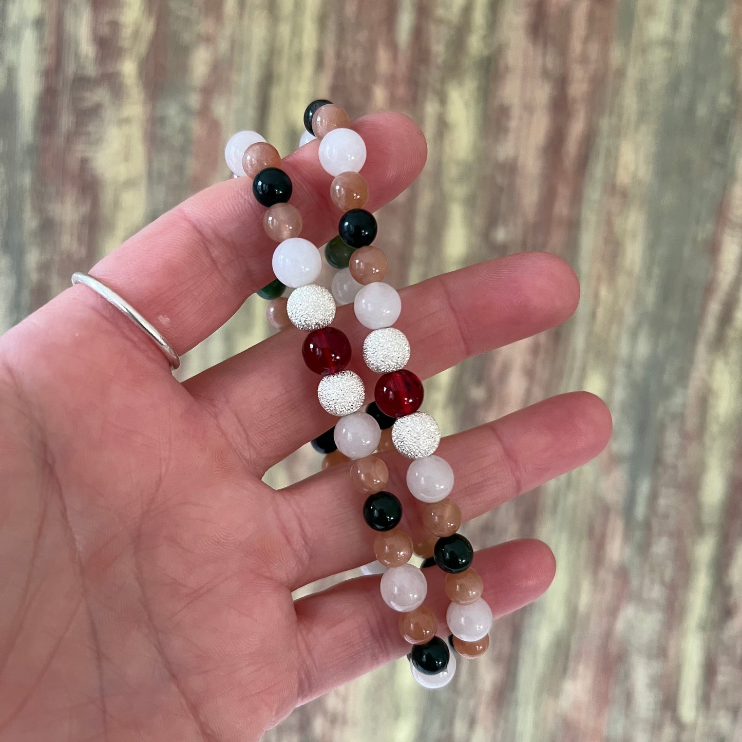 Mondlicht & Waldglanz – Edelsteinarmband mit Mondstein, Sonnenstein, Moosachat und Granat - Armband