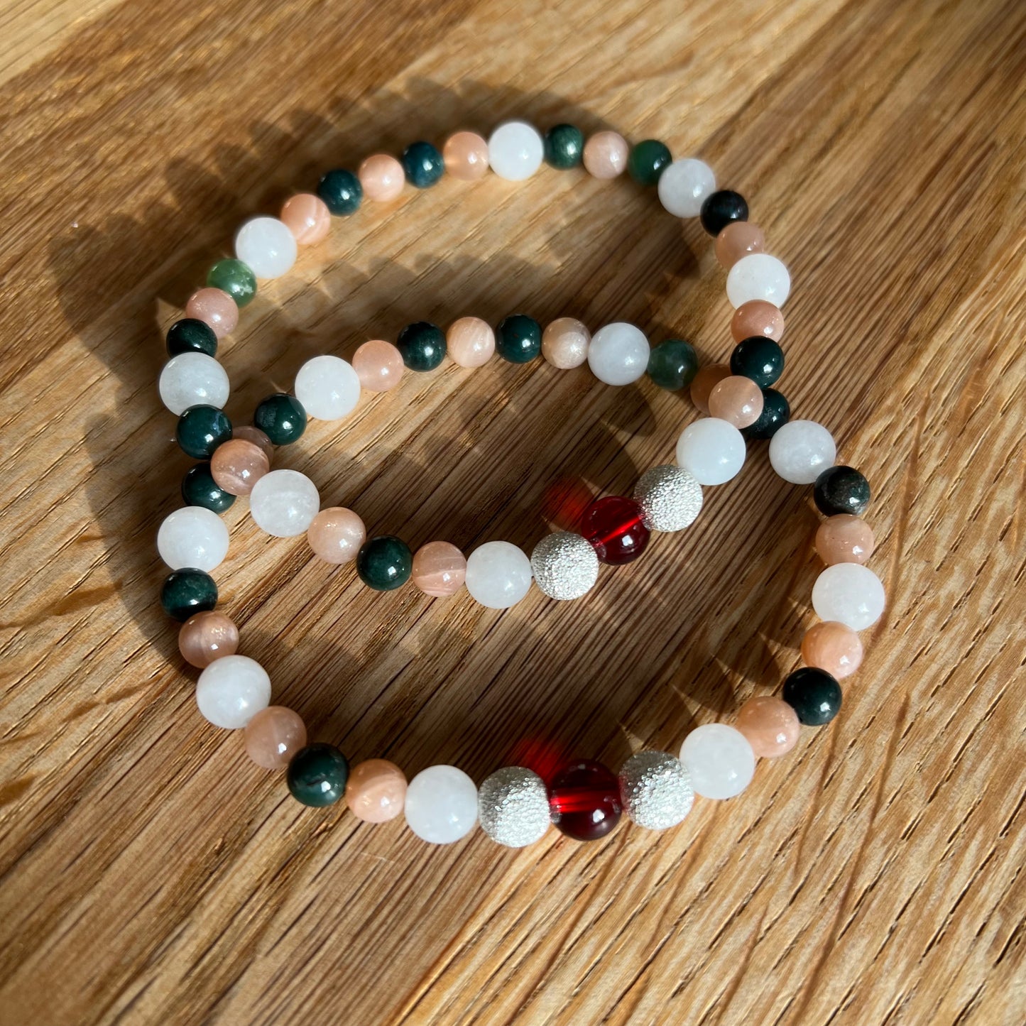 Mondlicht & Waldglanz – Edelsteinarmband mit Mondstein, Sonnenstein, Moosachat und Granat - Armband