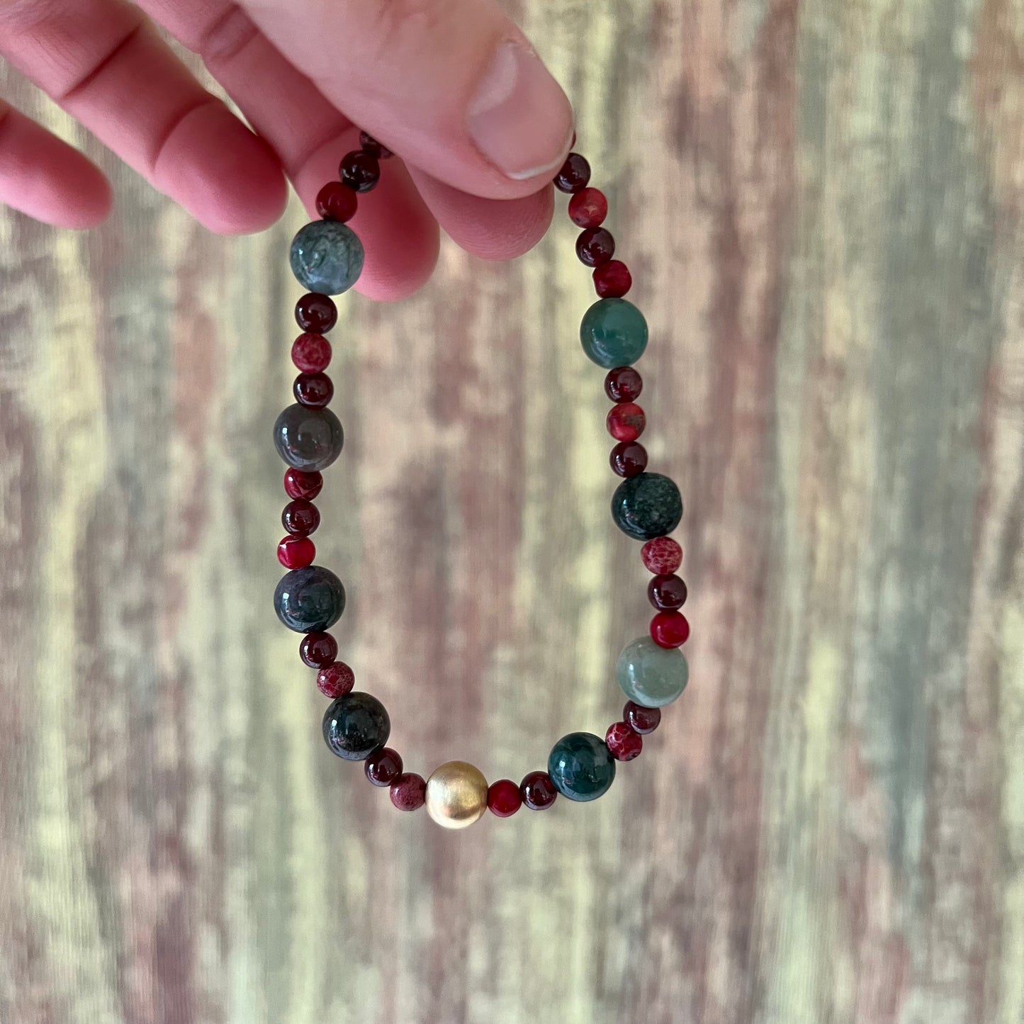 Waldkraft & Erdglut – Edelsteinarmband mit Moosachat, Granat, rotem Jaspis und vergoldeter Silberperle - Armband