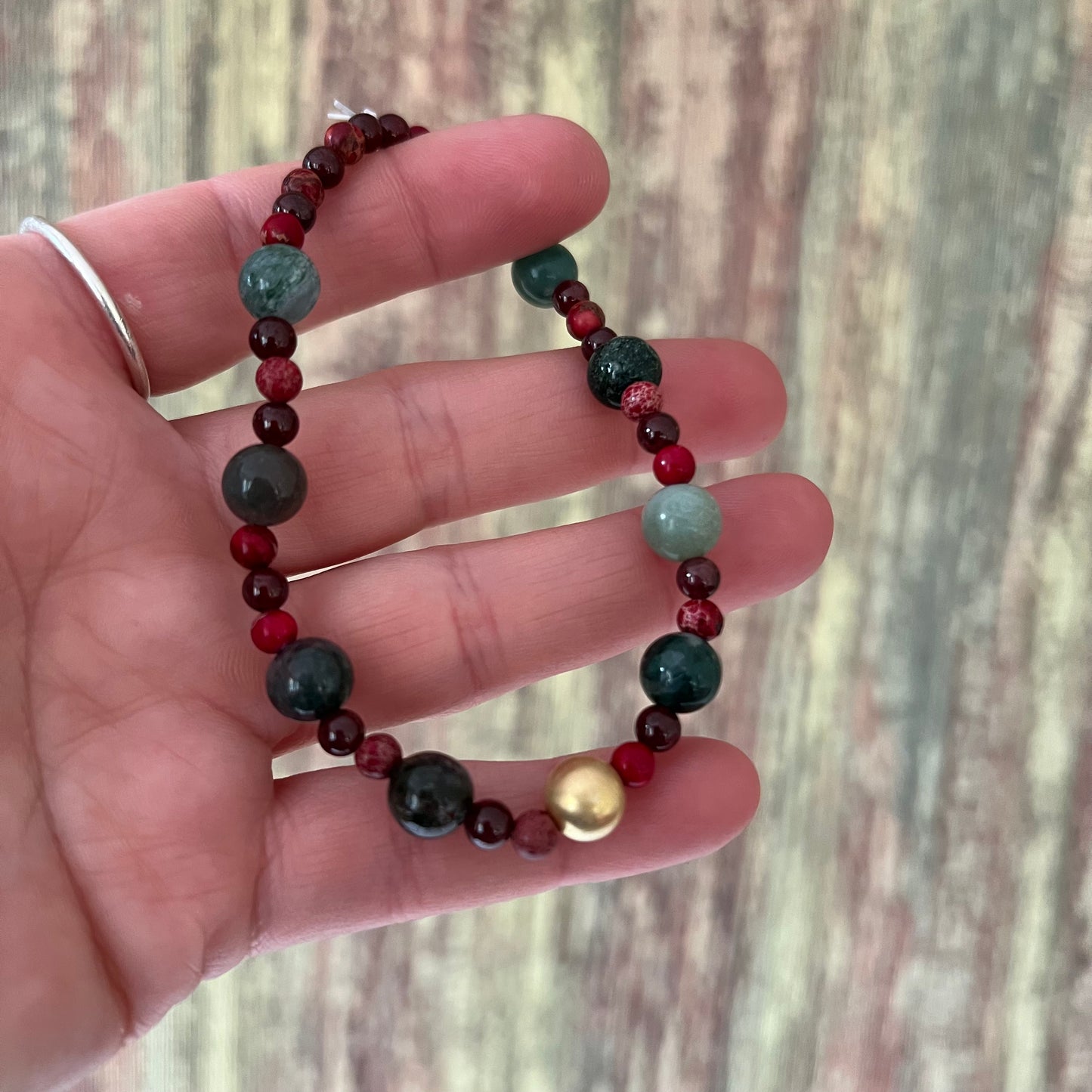 Waldkraft & Erdglut – Edelsteinarmband mit Moosachat, Granat, rotem Jaspis und vergoldeter Silberperle - Armband