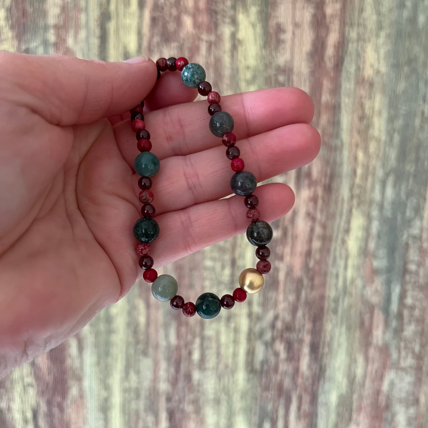 Waldkraft & Erdglut – Edelsteinarmband mit Moosachat, Granat, rotem Jaspis und vergoldeter Silberperle - Armband