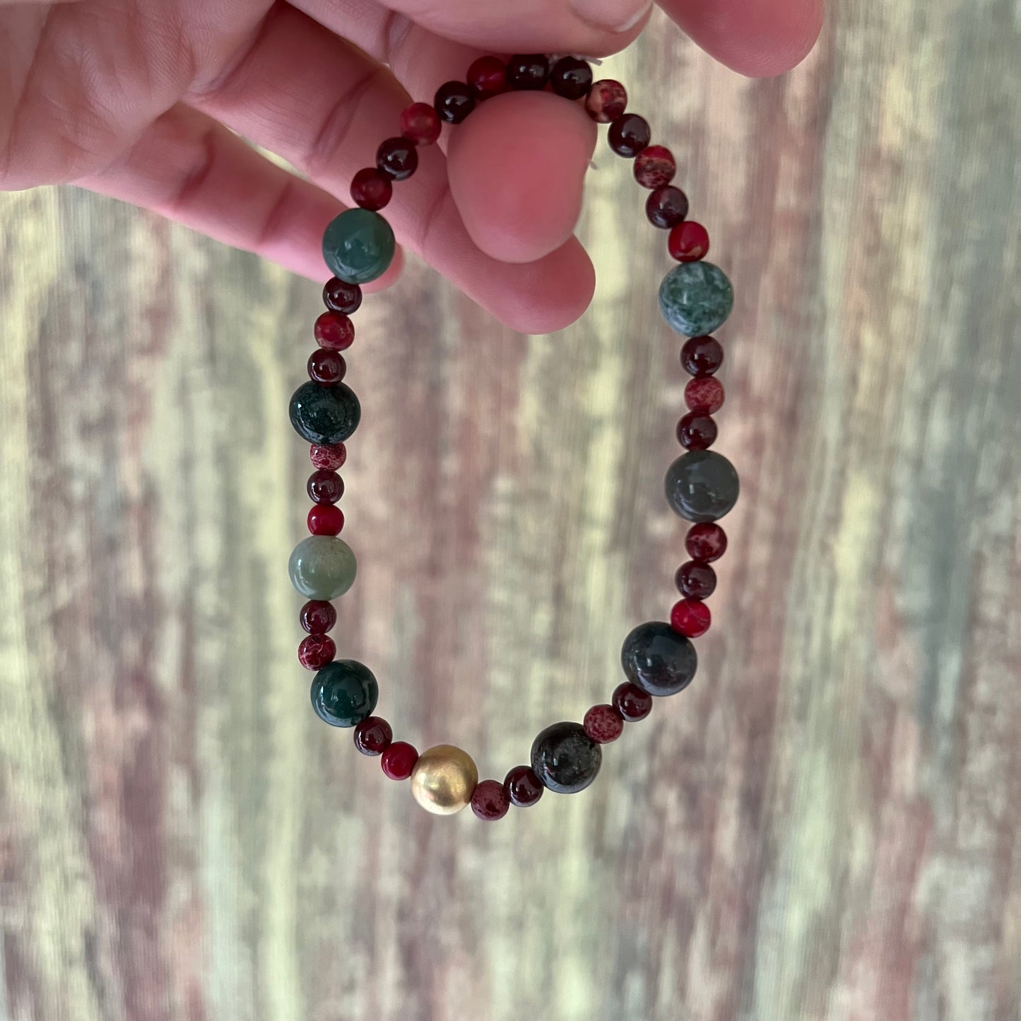 Waldkraft & Erdglut – Edelsteinarmband mit Moosachat, Granat, rotem Jaspis und vergoldeter Silberperle - Armband