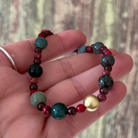 Waldkraft & Erdglut – Edelsteinarmband mit Moosachat, Granat, rotem Jaspis und vergoldeter Silberperle - Armband