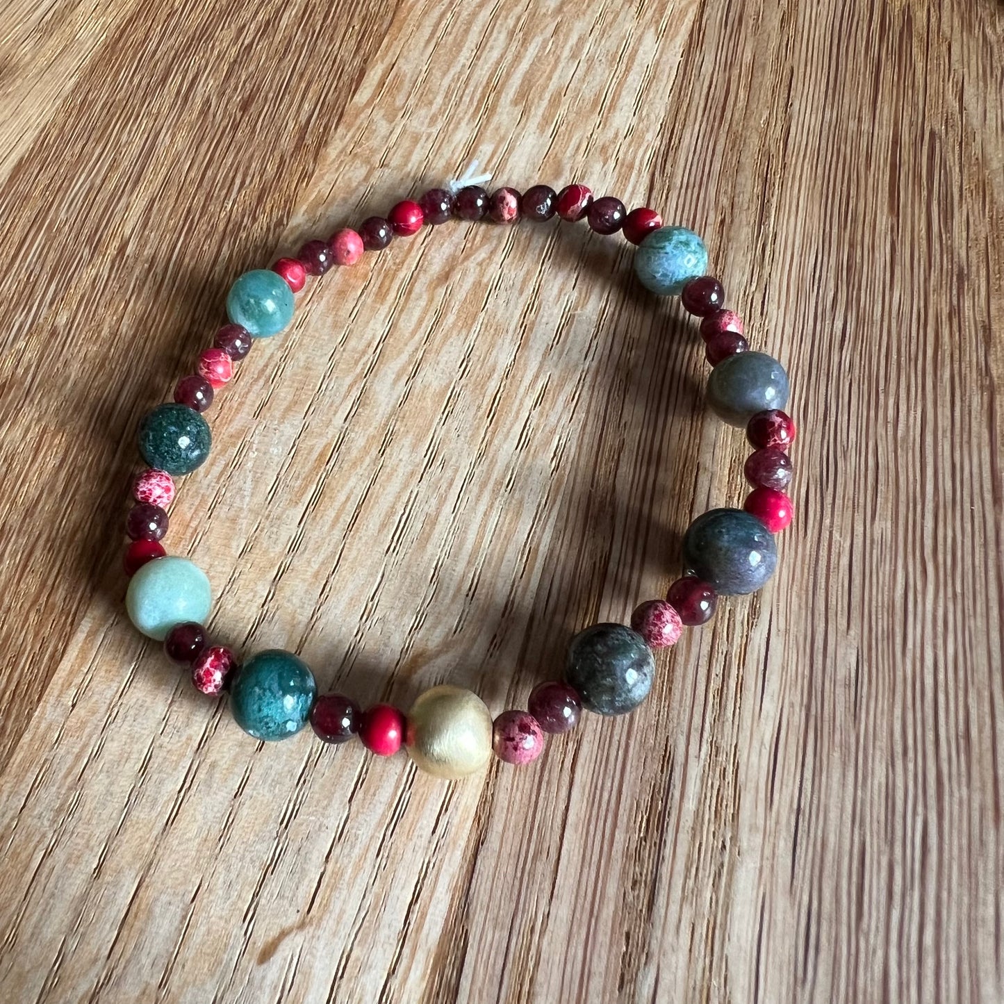 Waldkraft & Erdglut – Edelsteinarmband mit Moosachat, Granat, rotem Jaspis und vergoldeter Silberperle - Armband