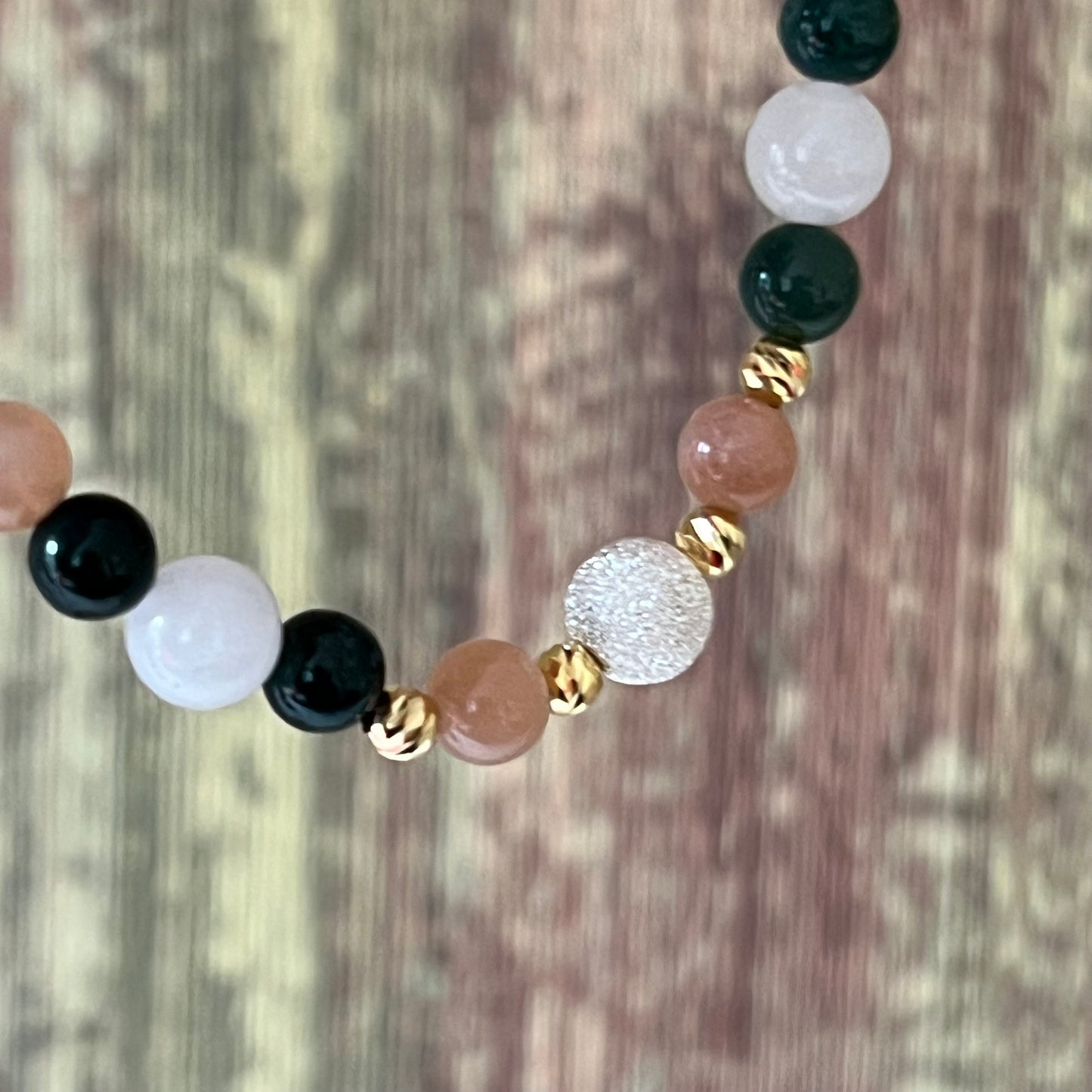 Mondglanz & Sonnenlicht – Edelsteinarmband mit Mondstein, Sonnenstein, Moosachat und Silberakzenten - Armband