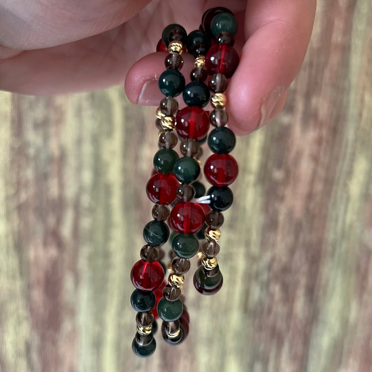 Granat & Waldlicht – Edelsteinarmband mit Moosachat, Rauchquarz und vergoldeter Silberperle - Armband