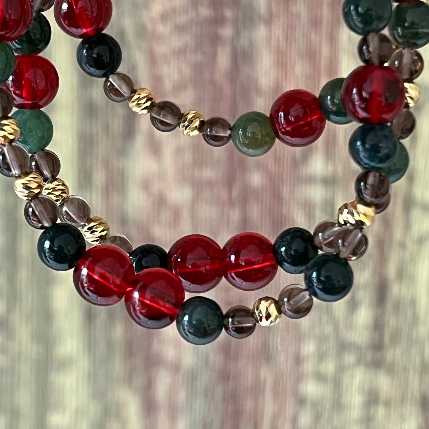 Granat & Waldlicht – Edelsteinarmband mit Moosachat, Rauchquarz und vergoldeter Silberperle - Armband