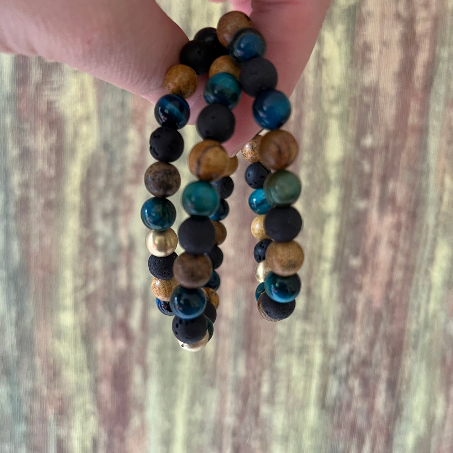 Sky & Earth – Edelsteinarmband mit hellblauem Tigerauge, Lavastein und Bilderjaspis - Armband