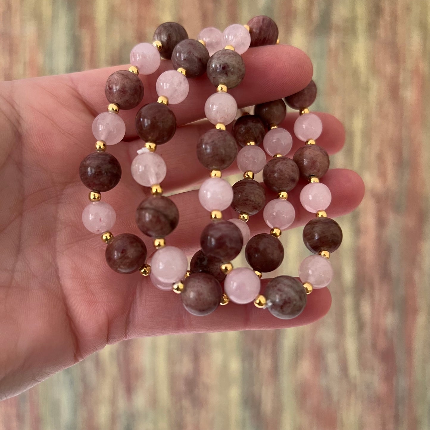 Rosenquarz & Piemonit-Armband mit vergoldeten Silberperlen