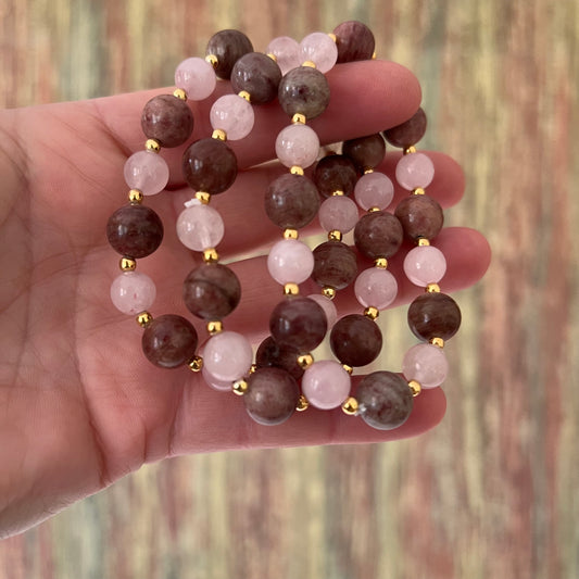 Rosenquarz & Piemonit-Armband mit vergoldeten Silberperlen