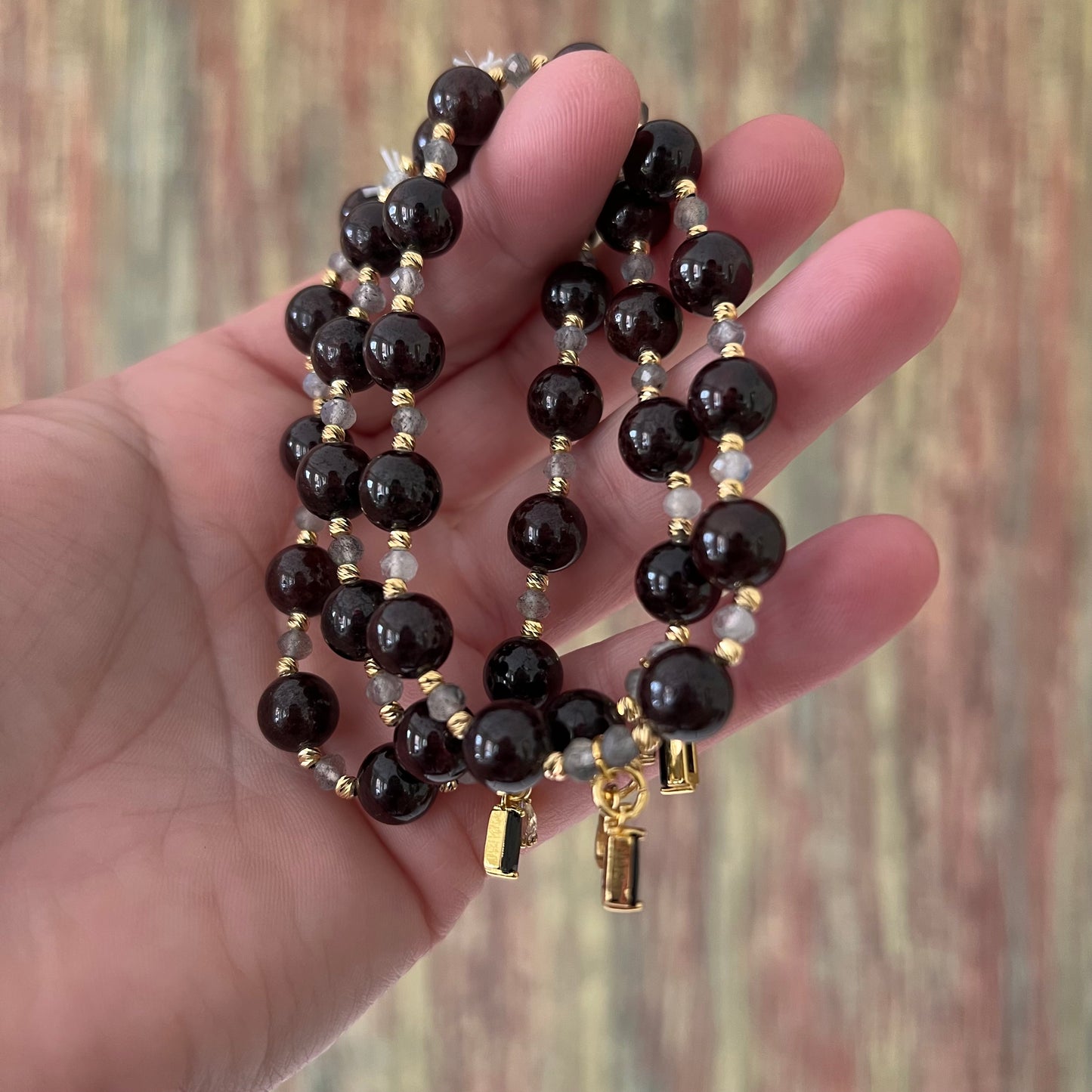 Granat & facettierter Labradorit mit 2 Steinanhängern - Armband