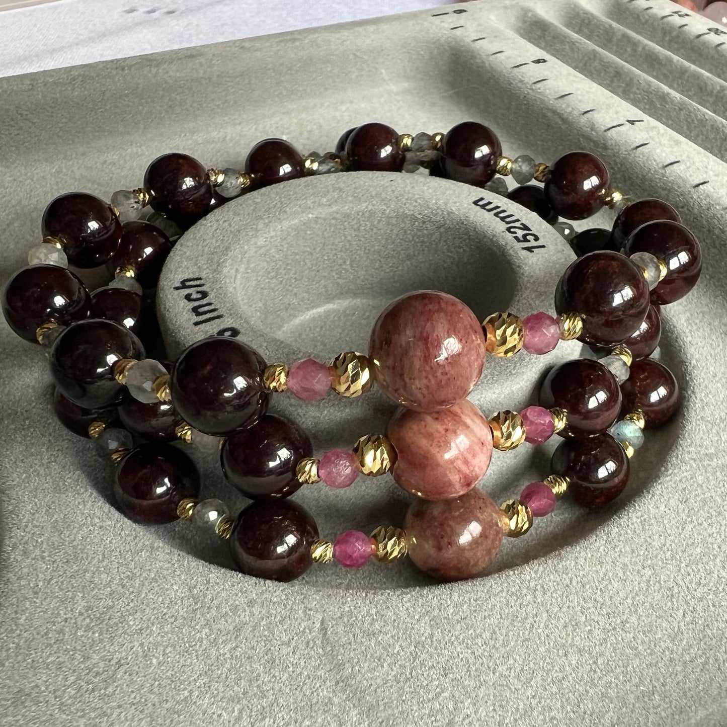 Inspiriert von "spy x Family" - Yor – Eleganz im Schatten - Perlenarmband