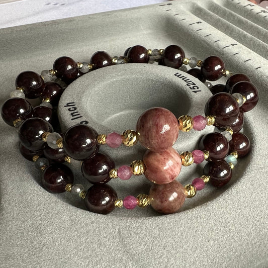 Inspiriert von "spy x Family" - Yor – Eleganz im Schatten - Perlenarmband