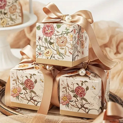 Geschenkbox mit Blumenmotiv – Beige